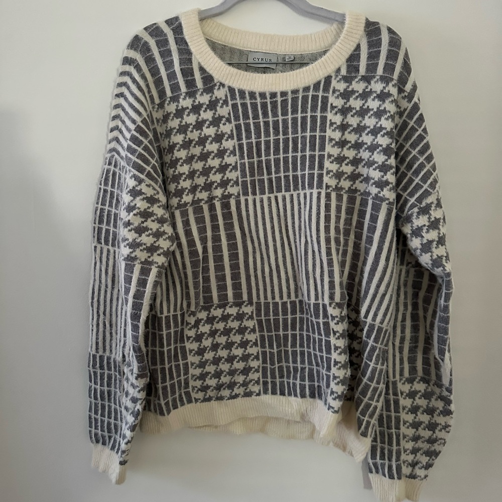CYRUS Women's Gray and Cream Sweater